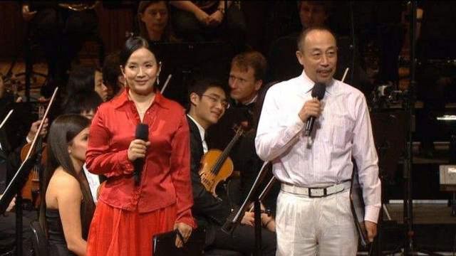 张丰毅与老婆合影，妻子颜值撞脸王祖贤