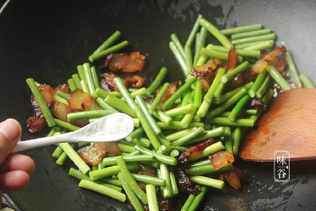 腊肉炒蒜苔的做法，四川蒜苔炒腊肉做法（蒜苔炒腊肉的做法）