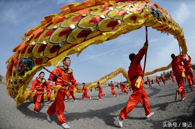 民间活动舞火龙，河南农村过年舞火龙
