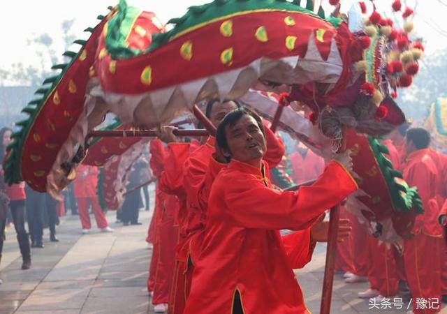 民间活动舞火龙，河南农村过年舞火龙