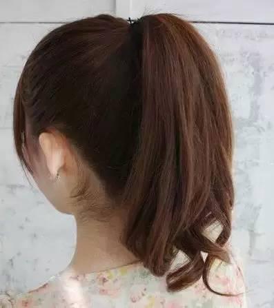 马尾怎么扎好看，高马尾编发怎么扎好看简单显发量（女神必备的一款高马尾）