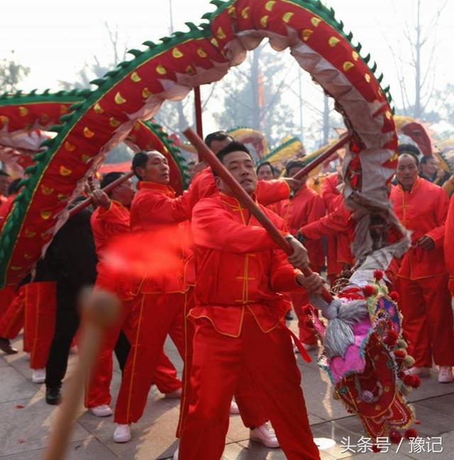 民间活动舞火龙，河南农村过年舞火龙
