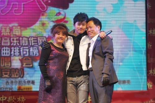 张杰的家庭成员，张杰父亲节晒与爸爸、岳父合照