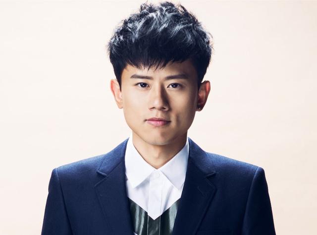 张杰的家庭成员，张杰父亲节晒与爸爸、岳父合照