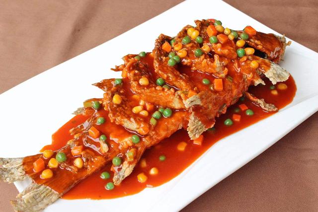 糖醋鱼怎么做好吃，怎么做糖醋鱼好吃又简单易学