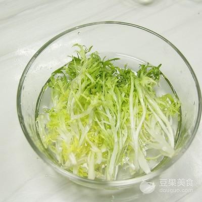 苦菊沙拉的做法，苦菊凉拌沙拉酱的做法（人像沙拉<创意菜>）