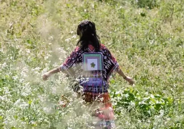 品读诗歌感受诗歌的魅力，用诗歌照亮乌蒙山的天空