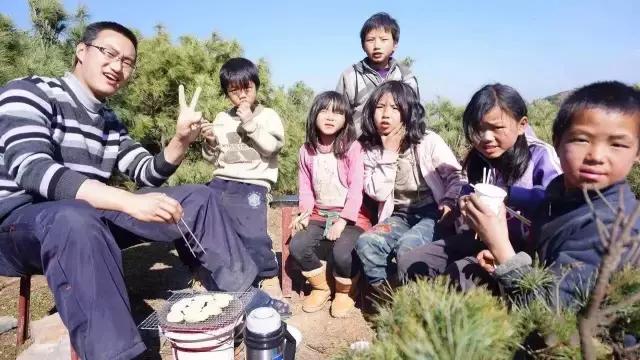 品读诗歌感受诗歌的魅力，用诗歌照亮乌蒙山的天空