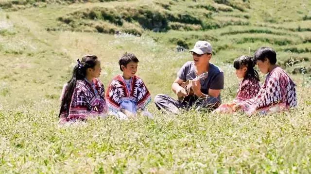 品读诗歌感受诗歌的魅力，用诗歌照亮乌蒙山的天空