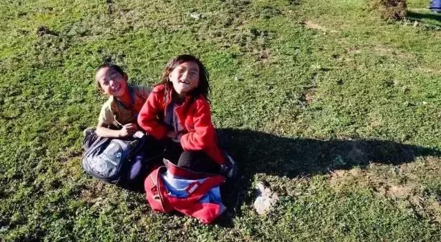 品读诗歌感受诗歌的魅力，用诗歌照亮乌蒙山的天空