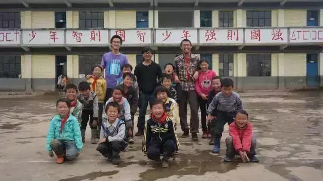 品读诗歌感受诗歌的魅力，用诗歌照亮乌蒙山的天空