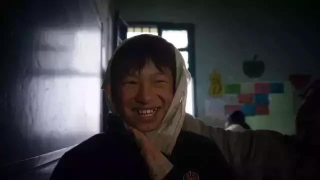 品读诗歌感受诗歌的魅力，用诗歌照亮乌蒙山的天空