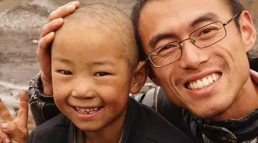 品读诗歌感受诗歌的魅力，用诗歌照亮乌蒙山的天空