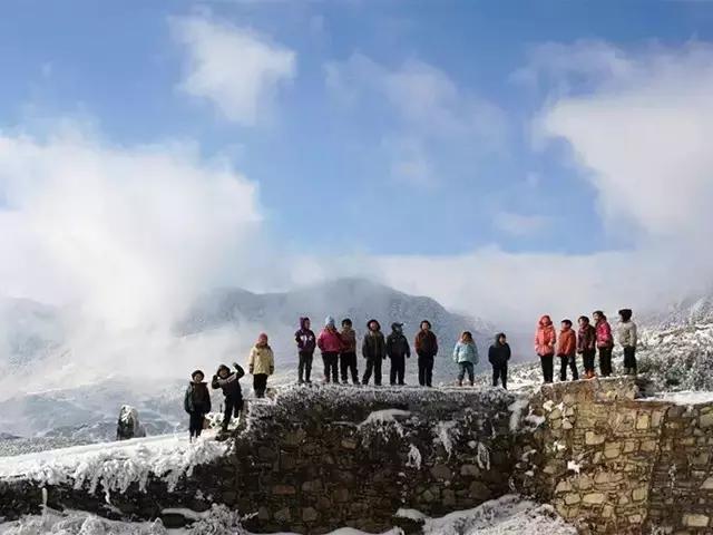 品读诗歌感受诗歌的魅力，用诗歌照亮乌蒙山的天空
