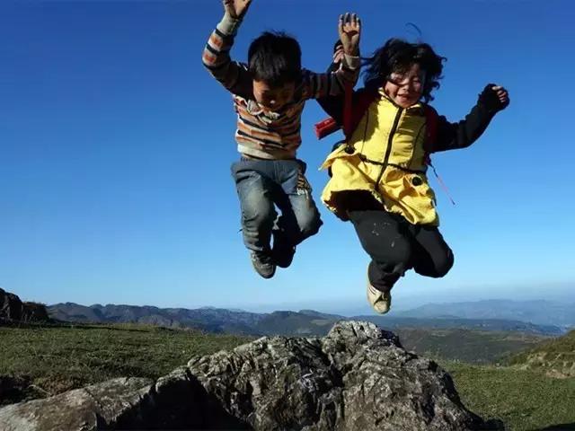 品读诗歌感受诗歌的魅力，用诗歌照亮乌蒙山的天空