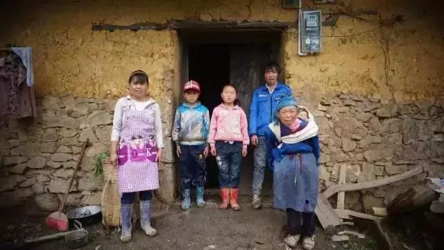 品读诗歌感受诗歌的魅力，用诗歌照亮乌蒙山的天空