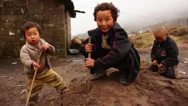 品读诗歌感受诗歌的魅力，用诗歌照亮乌蒙山的天空