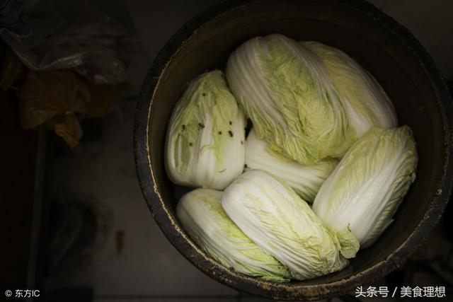 东北酸菜怎么腌制方法，东北人腌酸菜的方法（现在腌制也不晚）