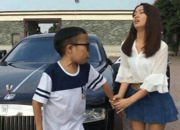 最丑富二代蛇精男西紅士，西紅士又出來“作妖”了