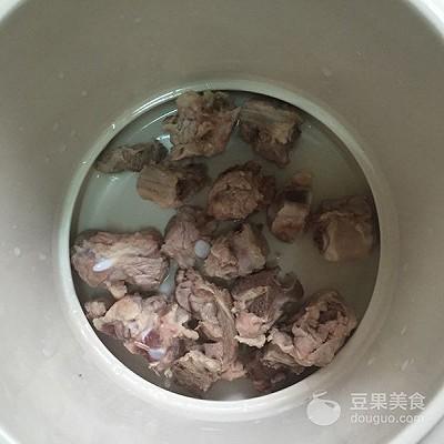 胡萝卜炖排骨家常做法，胡萝卜炖排骨的做法