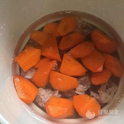 胡萝卜炖排骨家常做法，胡萝卜炖排骨的做法