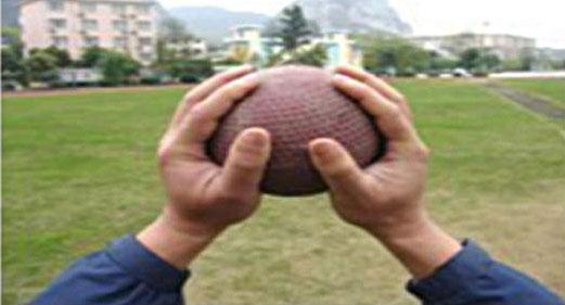 中考体育实心球的正确方式，快速提高实心球成绩的技巧