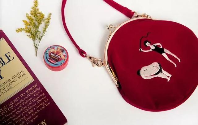 包包什么颜色好看，包包什么颜色百搭还四季都可以背（适合秋天的四只包包来啦）