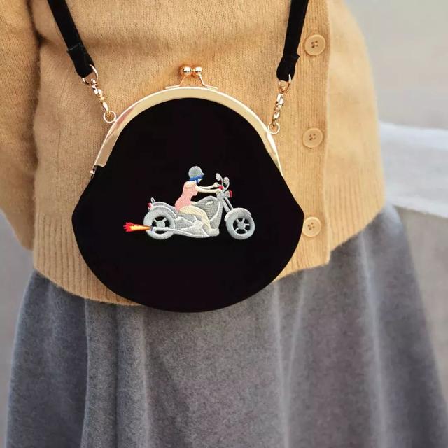 包包什么颜色好看，包包什么颜色百搭还四季都可以背（适合秋天的四只包包来啦）