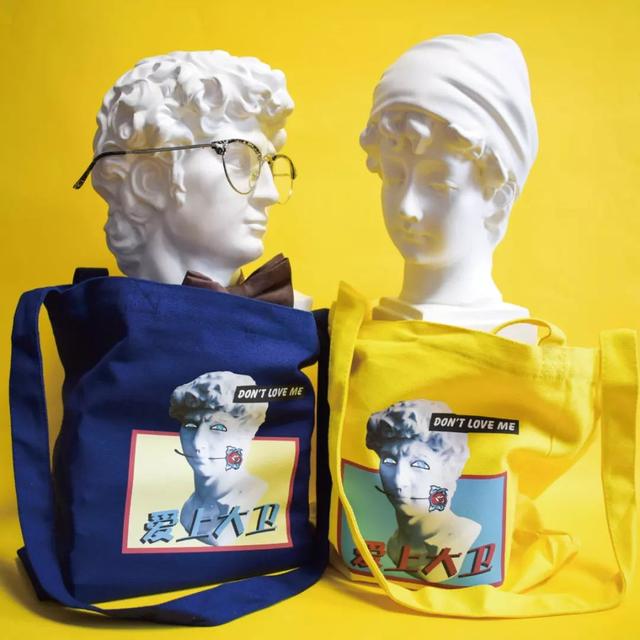 包包什么颜色好看，包包什么颜色百搭还四季都可以背（适合秋天的四只包包来啦）