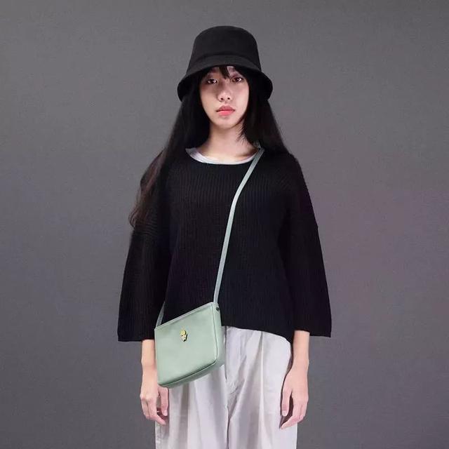 包包什么颜色好看，包包什么颜色百搭还四季都可以背（适合秋天的四只包包来啦）