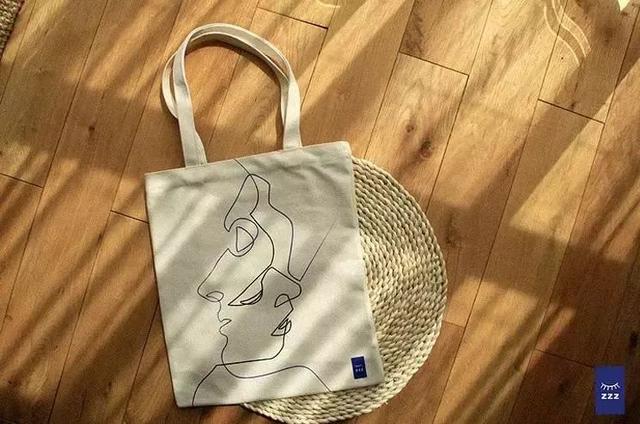 包包什么颜色好看，包包什么颜色百搭还四季都可以背（适合秋天的四只包包来啦）