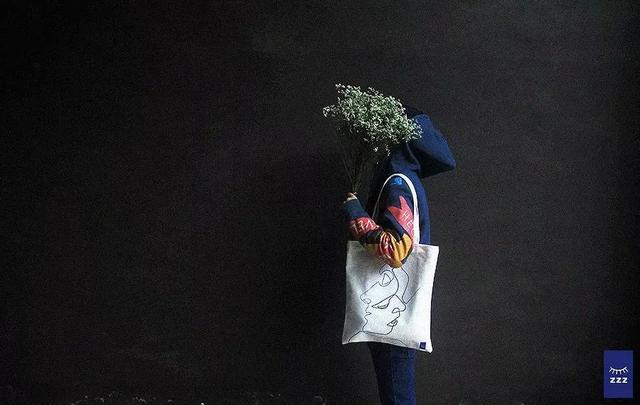 包包什么颜色好看，包包什么颜色百搭还四季都可以背（适合秋天的四只包包来啦）