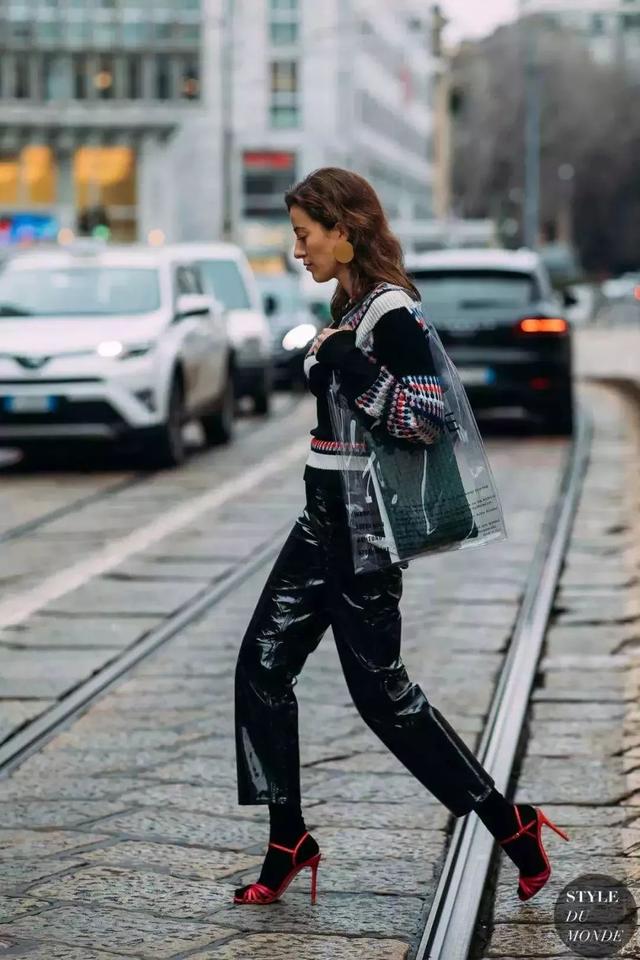 包包什么颜色好看，包包什么颜色百搭还四季都可以背（适合秋天的四只包包来啦）