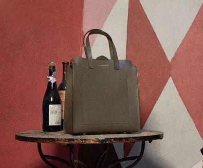 包包什么颜色好看，包包什么颜色百搭还四季都可以背（适合秋天的四只包包来啦）