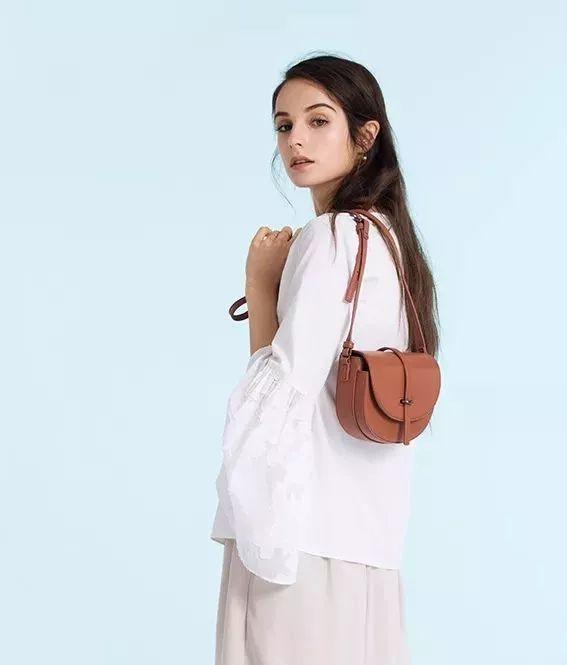 包包什么颜色好看，包包什么颜色百搭还四季都可以背（适合秋天的四只包包来啦）