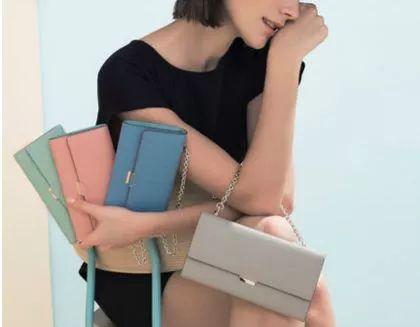 包包什么颜色好看，包包什么颜色百搭还四季都可以背（适合秋天的四只包包来啦）