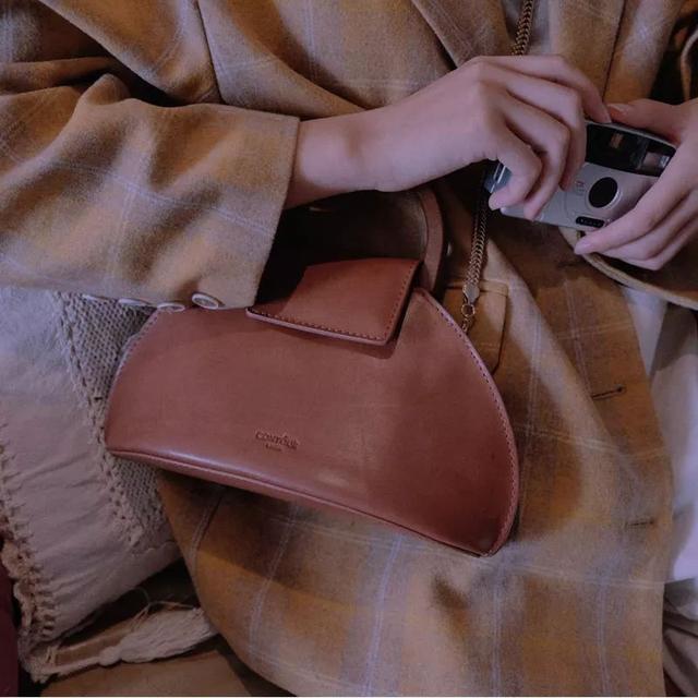 包包什么颜色好看，包包什么颜色百搭还四季都可以背（适合秋天的四只包包来啦）