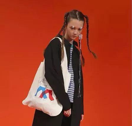 包包什么颜色好看，包包什么颜色百搭还四季都可以背（适合秋天的四只包包来啦）