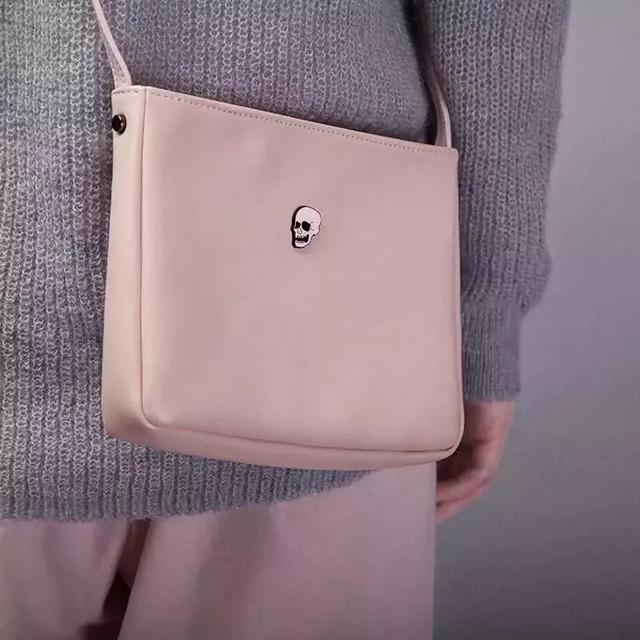 包包什么颜色好看，包包什么颜色百搭还四季都可以背（适合秋天的四只包包来啦）