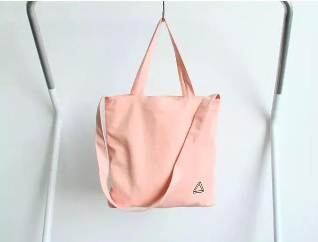 包包什么颜色好看，包包什么颜色百搭还四季都可以背（适合秋天的四只包包来啦）