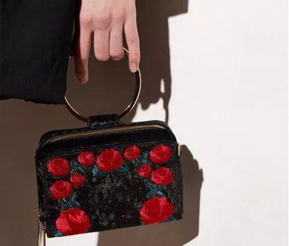 包包什么颜色好看，包包什么颜色百搭还四季都可以背（适合秋天的四只包包来啦）