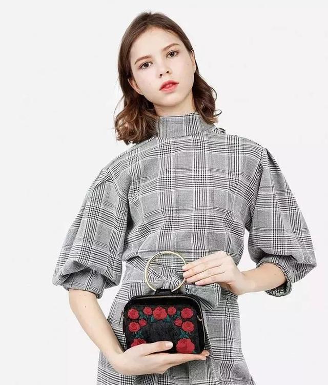 包包什么颜色好看，包包什么颜色百搭还四季都可以背（适合秋天的四只包包来啦）