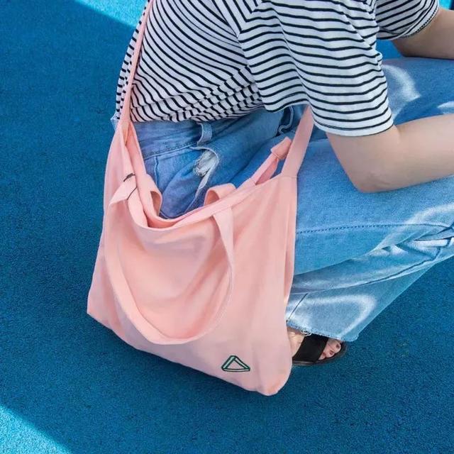 包包什么颜色好看，包包什么颜色百搭还四季都可以背（适合秋天的四只包包来啦）