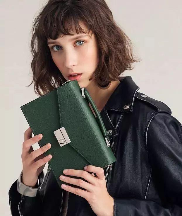 包包什么颜色好看，包包什么颜色百搭还四季都可以背（适合秋天的四只包包来啦）