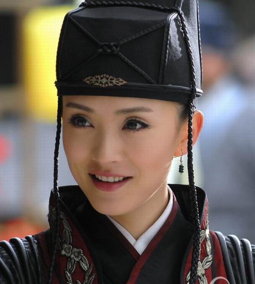 贾静雯最新电视剧服装，她是神捕铁飞花