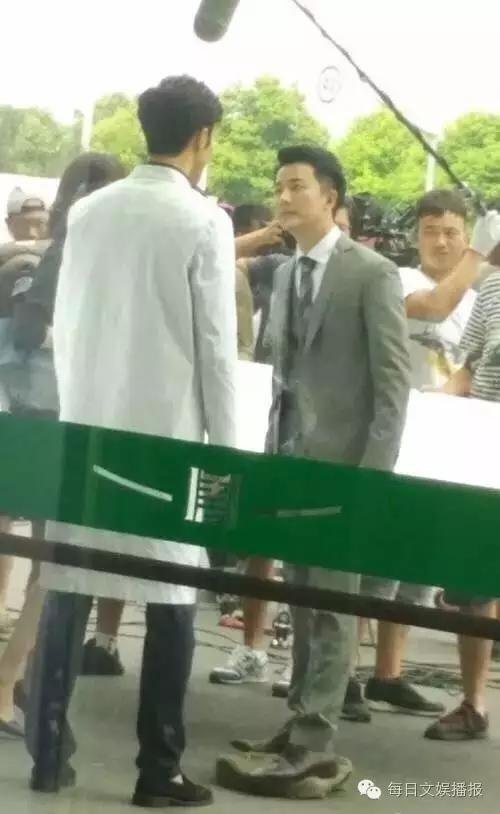 外国人评价黄轩颜值，鼻子透光引发热议