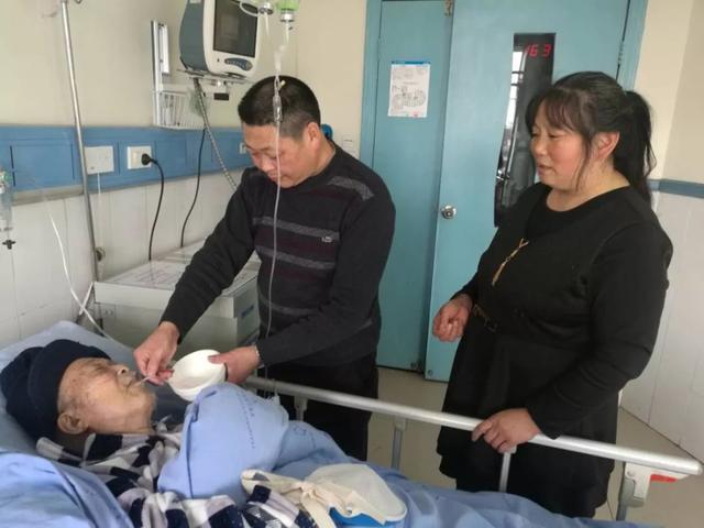 老一辈令人动容的爱情故事，8旬老夫妻爱情最美的样子