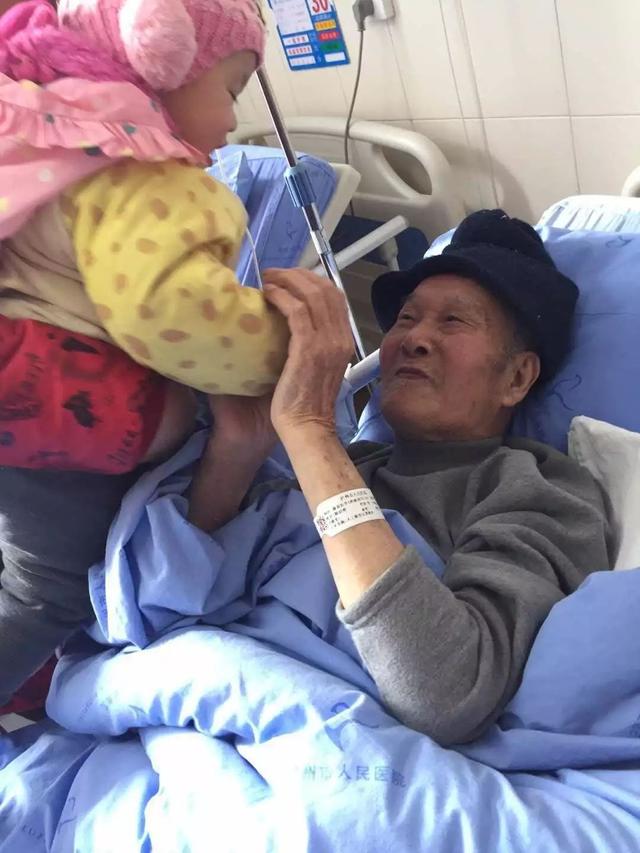 老一辈令人动容的爱情故事，8旬老夫妻爱情最美的样子