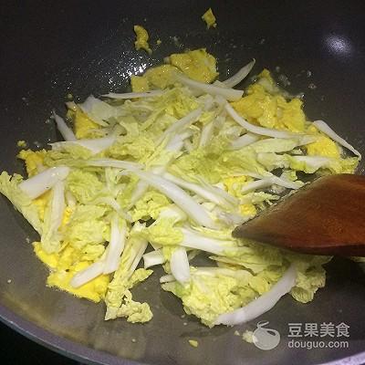 白菜炒鸡蛋的做法，蒜蓉白菜炒鸡蛋的做法（大白菜炒鸡蛋家常做法）