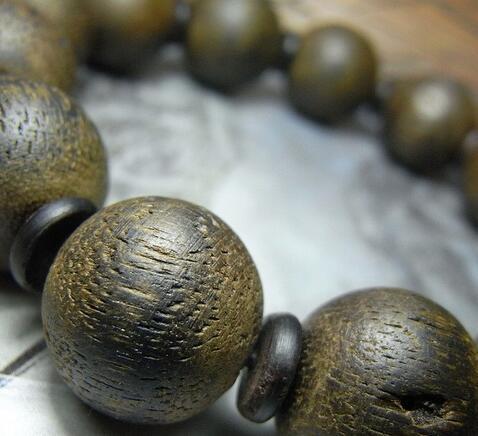 女生为何不适合戴沉香，沉香对女生有危害吗（女士戴沉香，不止优雅这么简单）